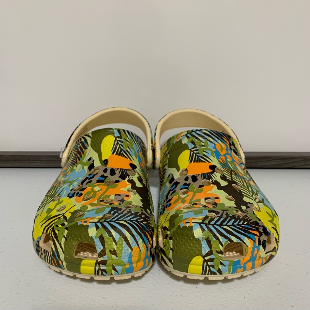 CROCS Classic Far Out Clogs-Size J6 NWT - Picture 6 of 12